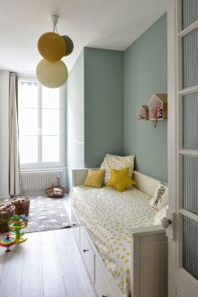 Quarto infantil em estilo provençal em tons pastel