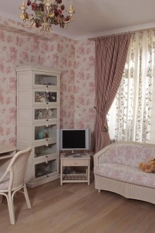 Quarto infantil estilo provençal com móveis de vime