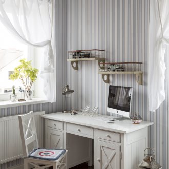 Quarto infantil em estilo provençal listrado