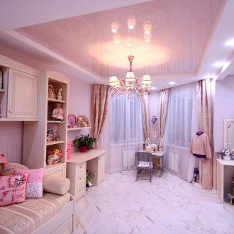 Quarto infantil estilo provençal com teto falso