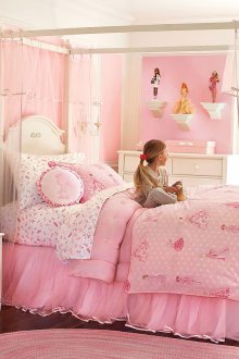 Quarto infantil em estilo provençal com princesas