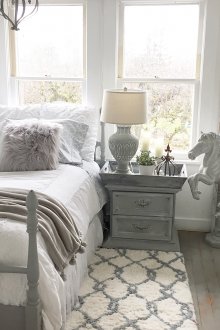Quarto infantil em estilo provençal em cinza