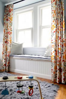 Quarto infantil em estilo provençal com cortinas