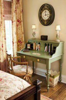 Quarto infantil em estilo provençal com mesa