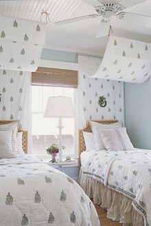Quarto infantil em estilo provençal com tecidos