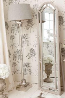 Quarto infantil estilo provençal com espelho