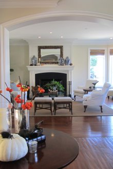 Colonial style interior arch
