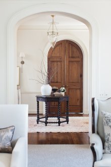 Interior arch with platbands
