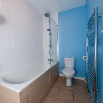 Mavi duvarlar ve beyaz fayans banyo