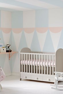 Pastel renklerde bir çocuk odasının ekonomi tasarımı