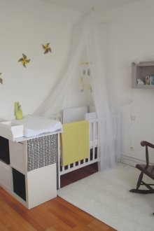 Kağıt dekorlu bir çocuk odasının ekonomi tasarımı