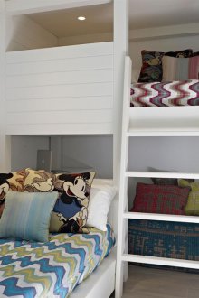 Köşe mobilyalı bir çocuk odasının ekonomik tasarımı