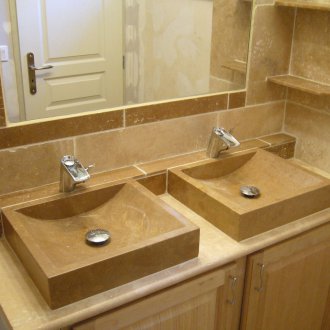 Muebles de baño con lavabo de piedra.