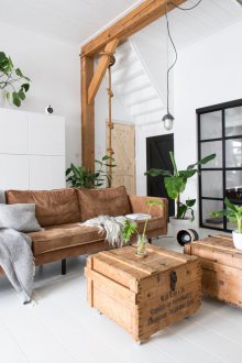 Studiowohnungsinnenraum mit hölzernen Masten