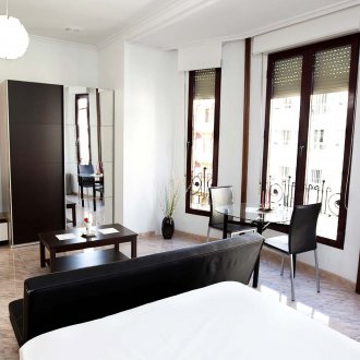 Studiowohnunginnenraum mit Erkerfenster