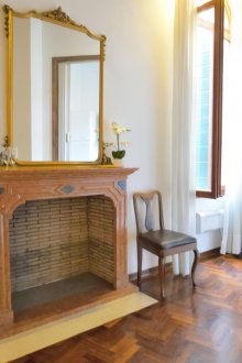 Studio Apartment Interieur mit Kamin