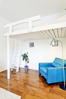 Studiowohnungsinnenraum mit Lehnsessel