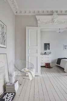 Studiowohnungsinnenraum mit Stuckformteil