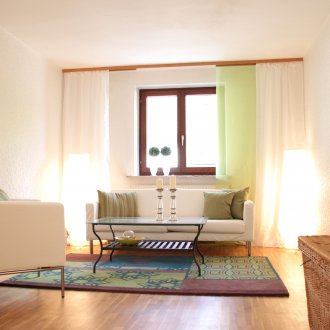 Innenraum einer Studio-Wohnung mit Möbeln
