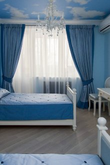 Mavi duvarlı yatak odası