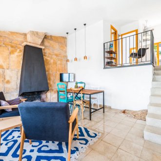 Studiowohnungsinnenraum mit Ofen