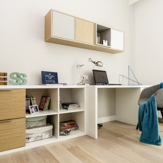 Studio Apartment Interieur mit Schreibtisch