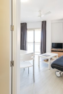 Innenraum eines Studio-Apartments mit Klappmöbeln