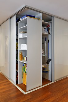 Studiowohnunginnenraum mit Garderobe