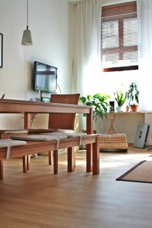 Studiowohnungsinnenraum mit Tabelle