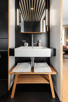 Studiobadezimmer-Wohnungsinnenraum