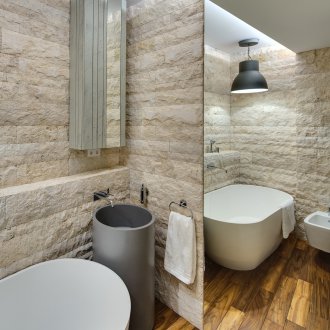 Innenraum eines Badezimmers mit einem Spiegel in einer Studiowohnung