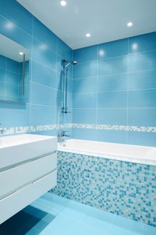 Mavi çini ve mozaik banyo