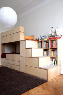 Schmaler Kindergarten mit Sperrholzmöbeln