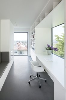 Schmaler minimalistischer Kindergarten