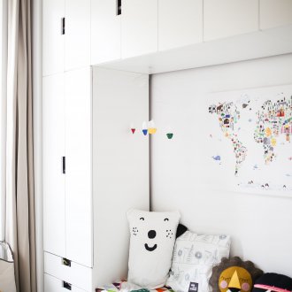 Schmaler Kindergarten mit Garderobe
