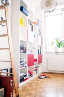 Schmaler Kindergarten mit Gestell