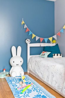 Schmaler Kindergarten mit Hasen