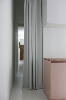Weiße Farbe im Inneren des Korridors