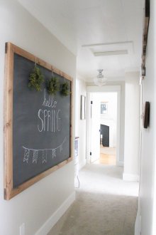 Board im Inneren des Korridors