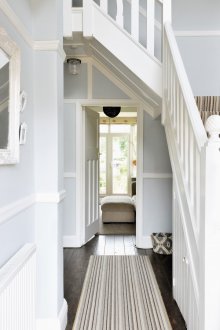 Treppe im hellen Flur