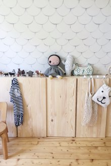 Children's area in the living room with lockers