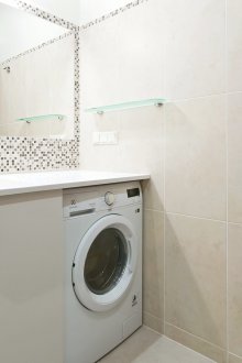 מיקום ארגונומי של מכונת הכביסה בחדר האמבטיה