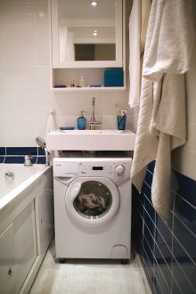 המיקום הקומפקטי של מכונת הכביסה בחדר האמבטיה