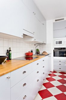 Entwurf einer kleinen Küche mit Möbeln