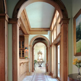 Diseño de pasillo con arco de madera.