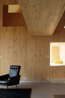 Ahşaptan yapılmış bir yazlık modern tasarım