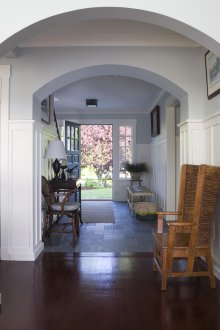 Diseño de pasillo con arco azul.