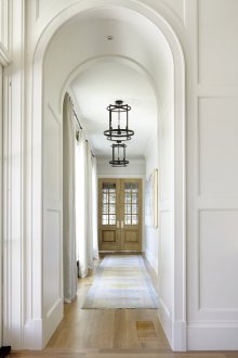 Diseño interior de un pasillo con arco.