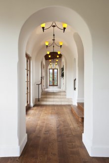 Diseño del corredor con un arco conciso.
