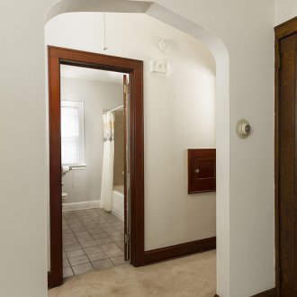 Diseño del corredor con un arco inusual.